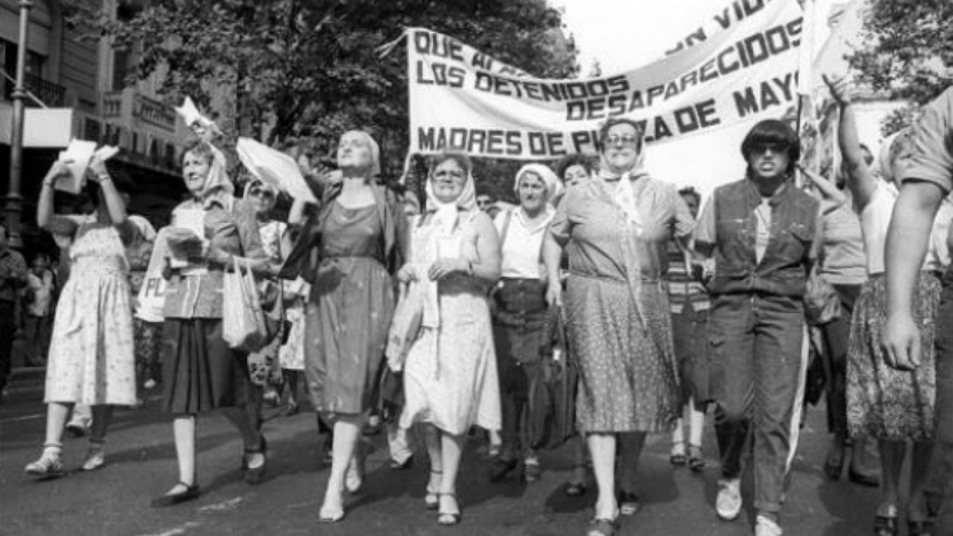 "La larga marcha de las Madres de Plaza de Mayo" - Roberto Caballero