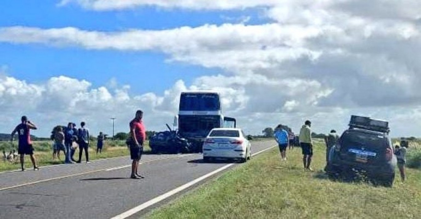 Choque fatal entre un micro y un auto en la Ruta 11: dos muertos y varios heridos