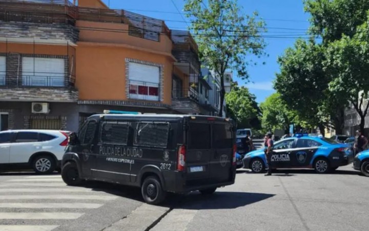 Parque Chas: la policía entró a una fábrica tras una toma de rehenes pero los ladrones lograron huir